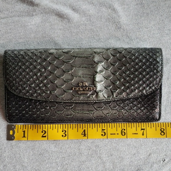 Coach womans faux alligator wallet. - Picture 5 of 6